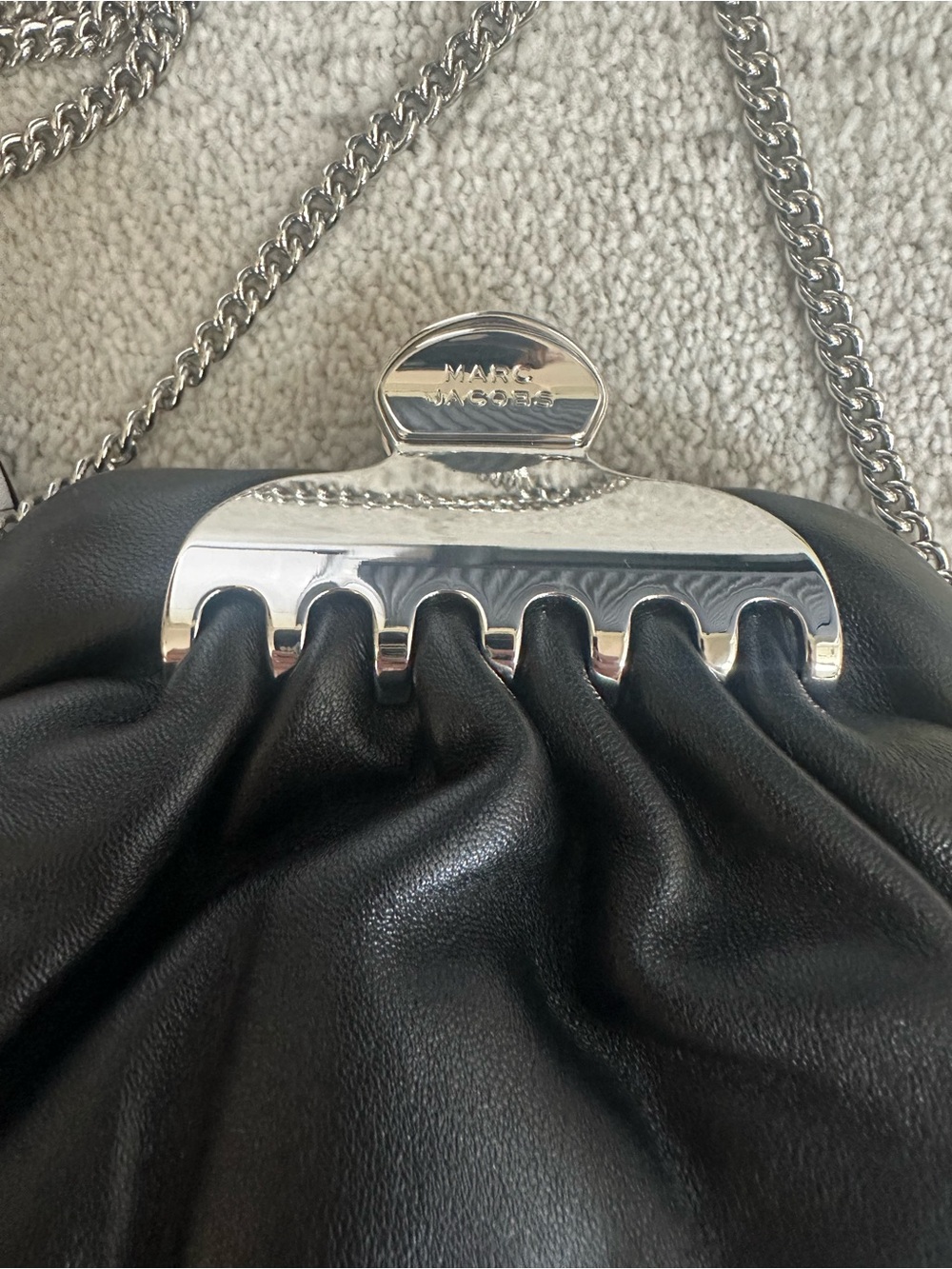 NWT Marc Jacobs Black Leather Claw Clip Shoulder Bag with Silver Chain - Picture 4 of 9